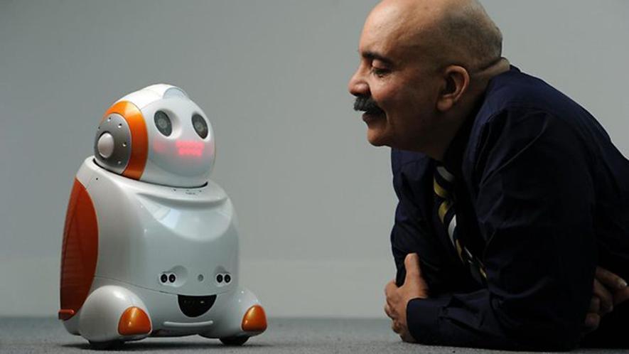 careerBLOG-Bewerbungsgespräche-und-Persönlichkeitsanalyse-mit-Robotern-Roboter-Matilda-beim-Bewerbungsgespräch